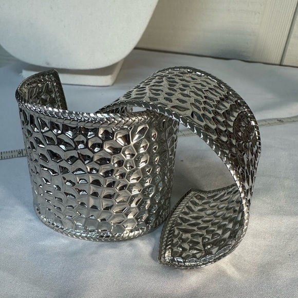 Two embossed silvertone cuff bracelets - Picture 4 of 5